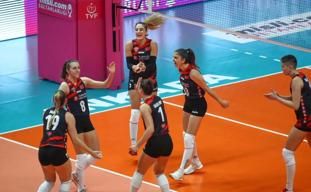 TÜRK HAVA YOLLARI YENİLGİSİZ VAKIFBANK’I 3-2 MAĞLUP ETTİ!