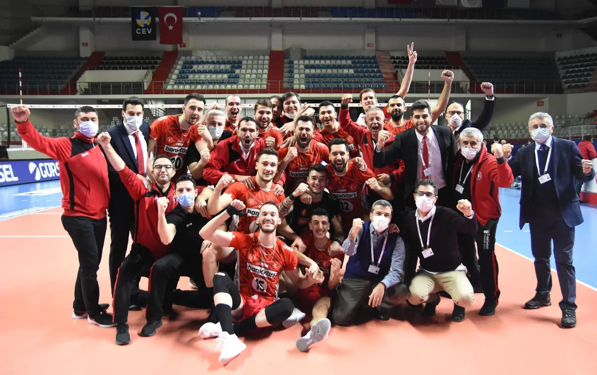 Ziraat Bankkart İstanbul'da Lider Fenerbahçe HDI Sigorta'yı 3-0 Yendi