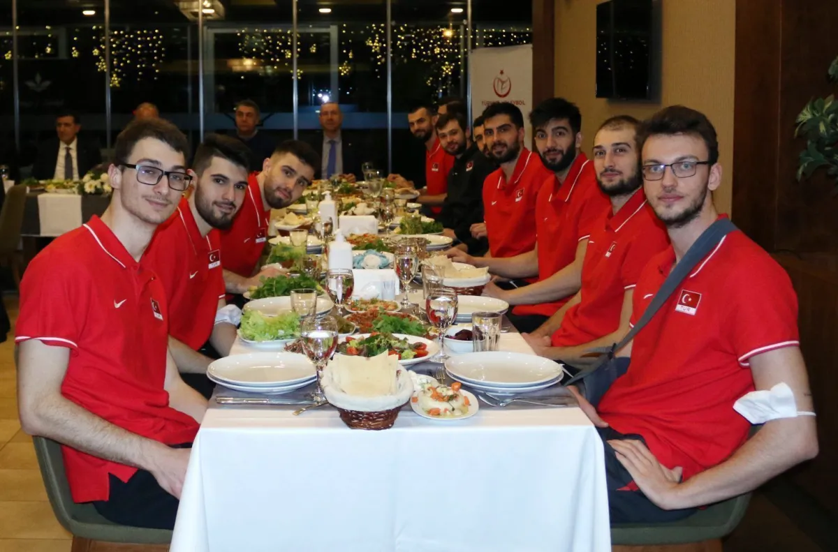 TVF Başkanı Mehmet Akif Üstündağ'dan A Erkek Millilere Moral Yemeği