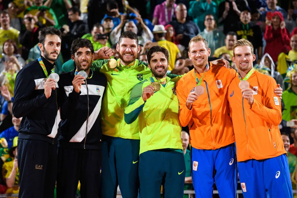 Rio 2016 Erkekler Plaj Voleybolunda ev sahibi Ülke Brezilya Şampiyon oldu.