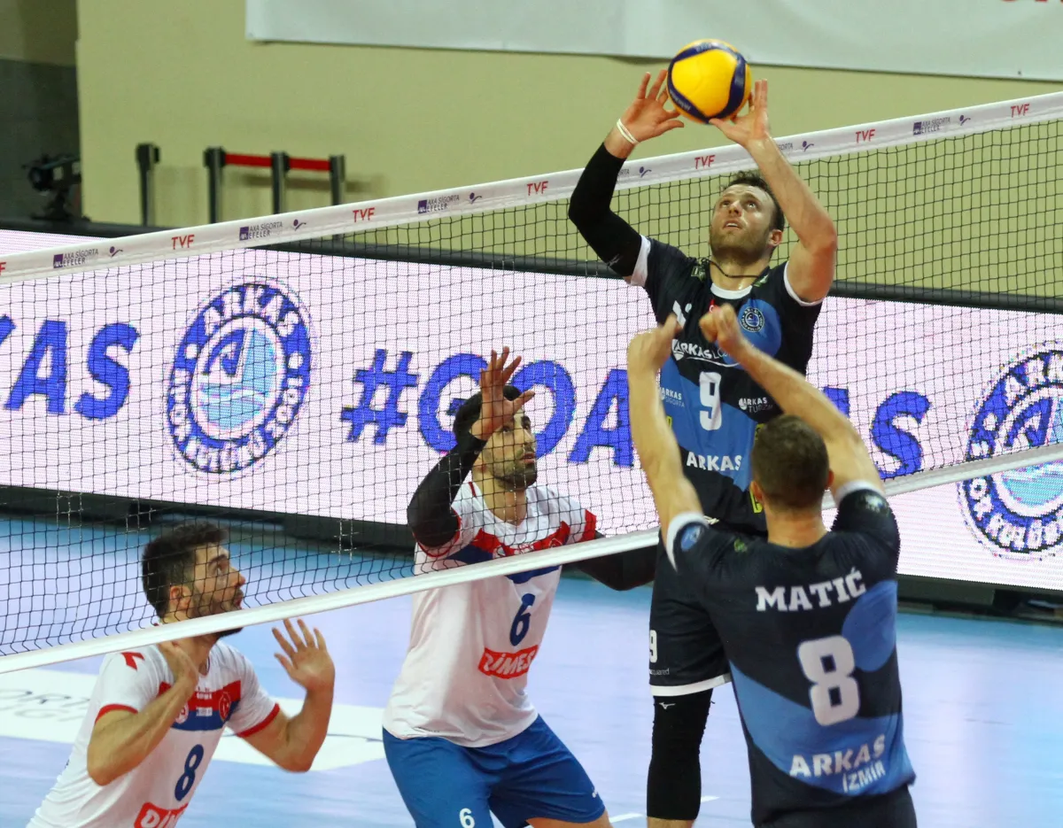 AXA Sigorta Kupa Voley'de Arkas Spor lider olarak çeyrek finale yükseldi.