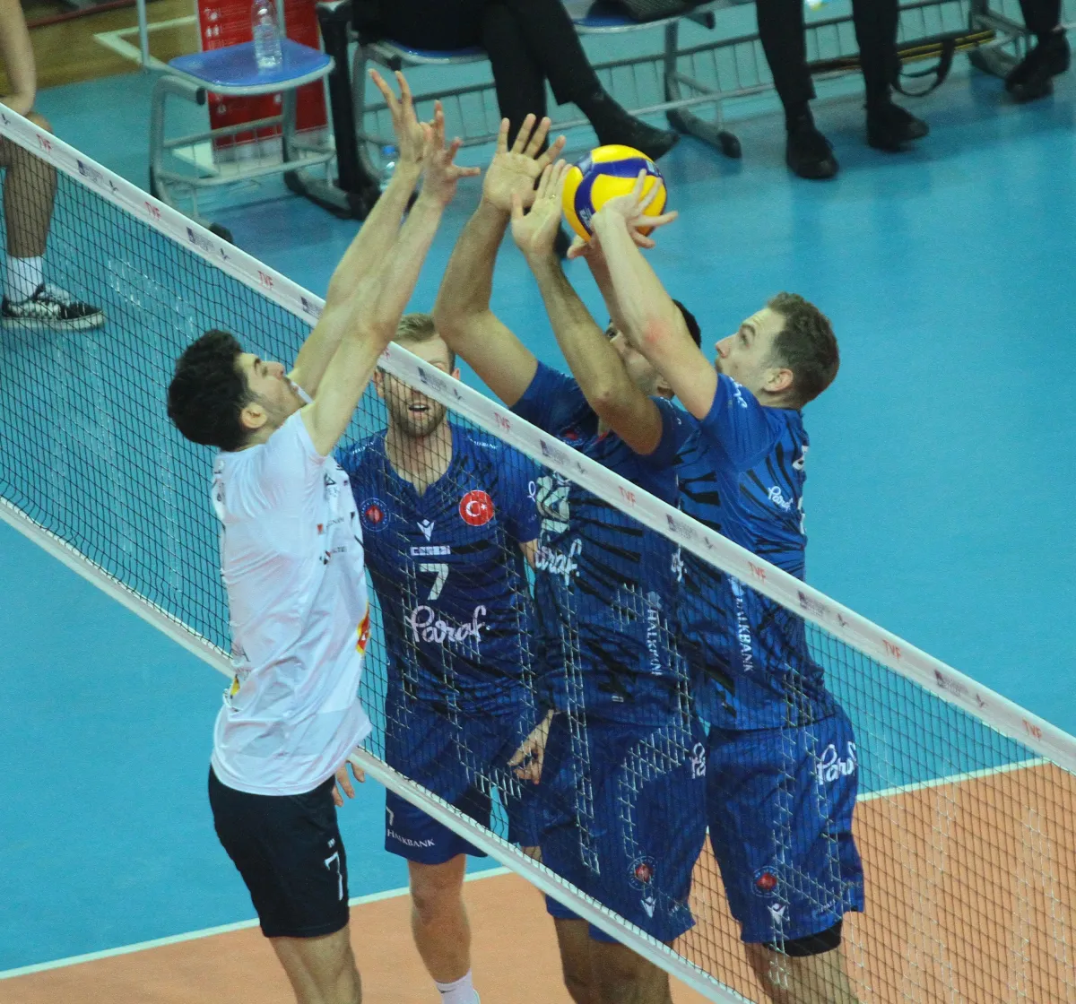 Halkbank İlk Maçı Kazandı