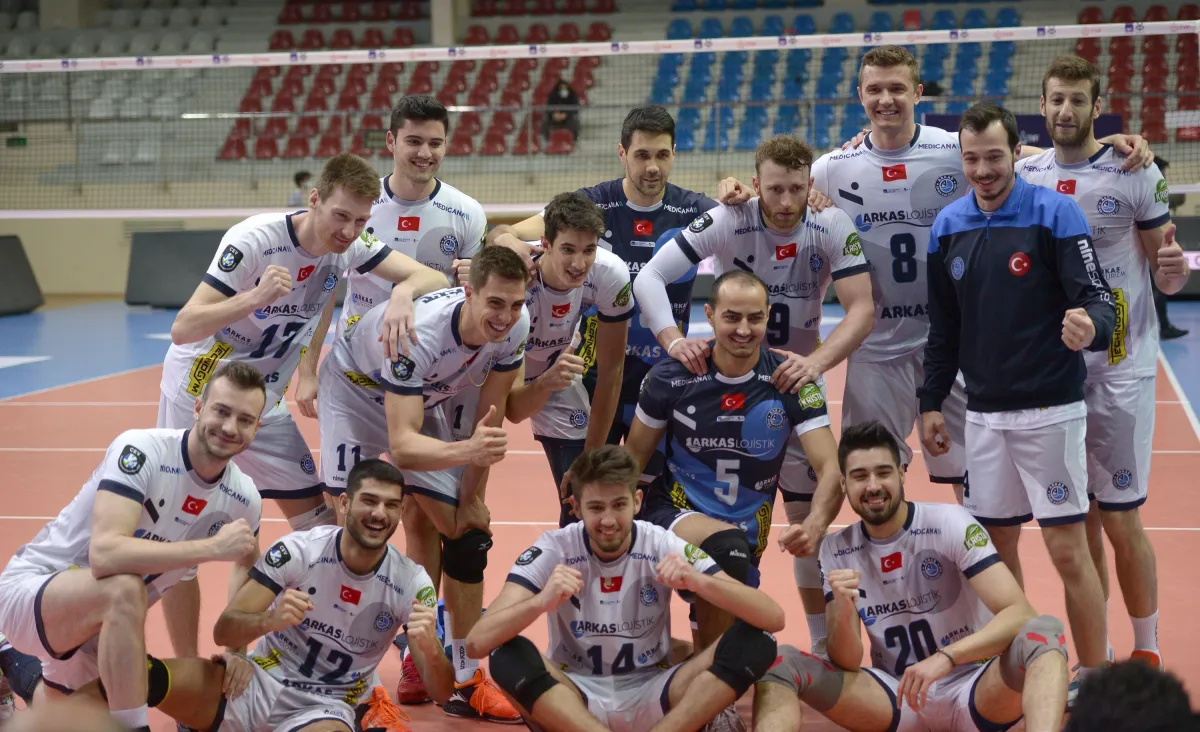 Arkas Spor, İzmir’de konuk ettiği Galatasaray HDI Sigorta’yı 3-2 mağlup etti ve yarı finale yükseldi.