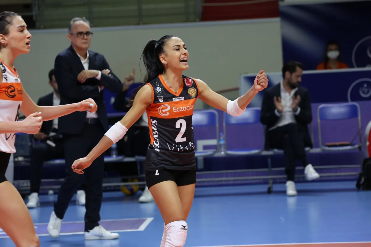 Simge Aköz, “En İyi Voleybol Oyuncusu” seçildi