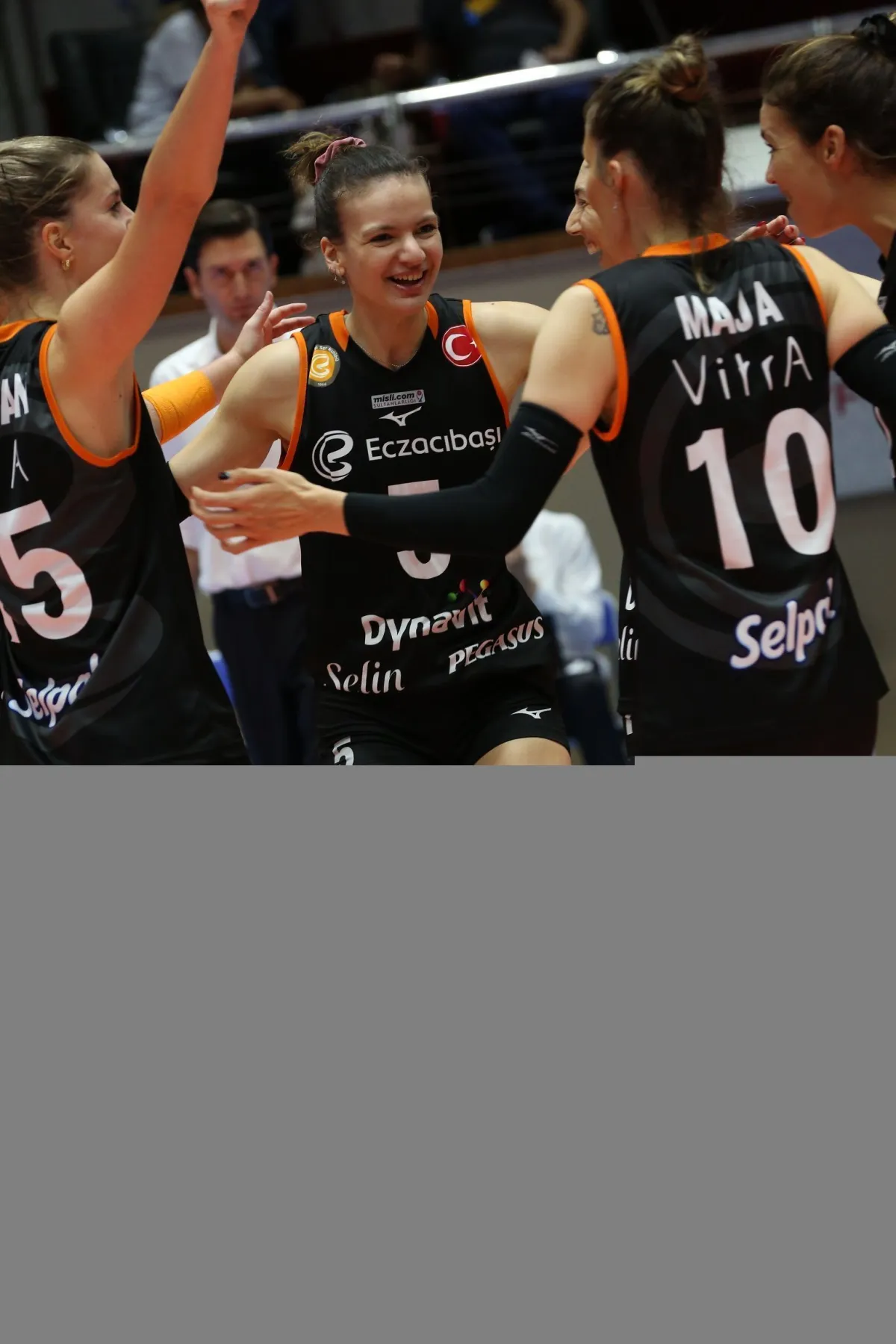 Eczacıbaşı Dynavit, Axa Sigorta Kupa Voley'e galibiyetle başladı