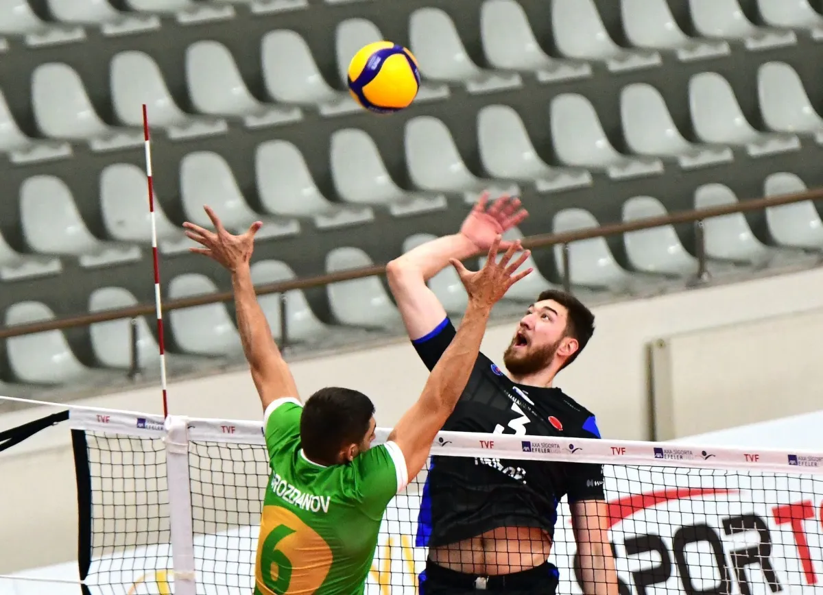 Halkbank Solhan'da 5 sette kazandı