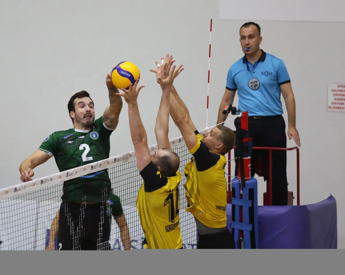 Bursa BBSK Erkek Voleybol Takımı nefes kesen maçta sahadan 1 puanla ayrıldı