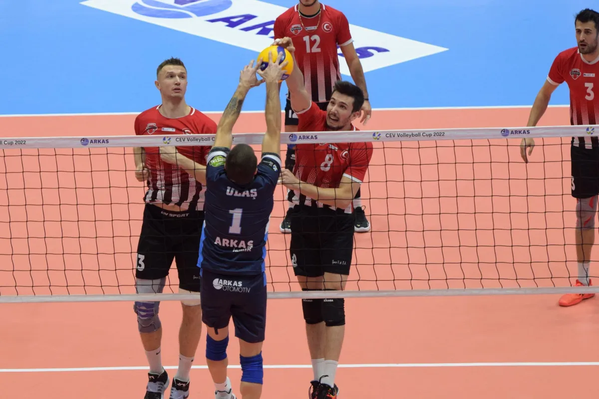 Arkas CEV Cup'ta Spor Toto'yu 3-2 yenerek bir adım öne geçti.