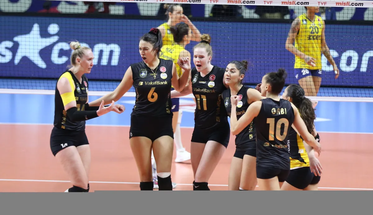 VakıfBank derbide Fenerbahçe Opet'ten hem rövanşı aldı hem de liderliği: 1-3