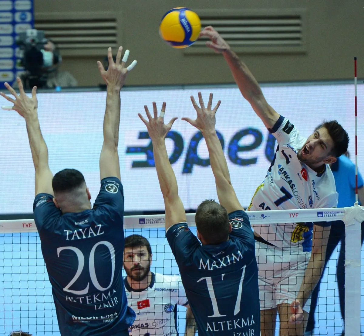 İzmir voleybol derbisinde gülen taraf Arkas oldu..
