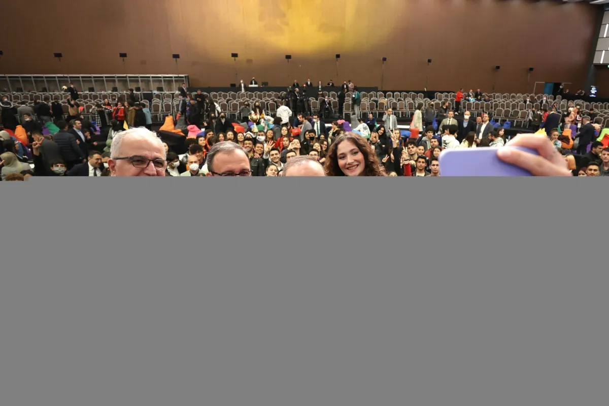 TVF BAŞKANI ÜSTÜNDAĞ ve A Milli Kadın Voleybol Takımı Kaptanı Eda Erdem Antalya Diplomasi Forumuna Katıldı