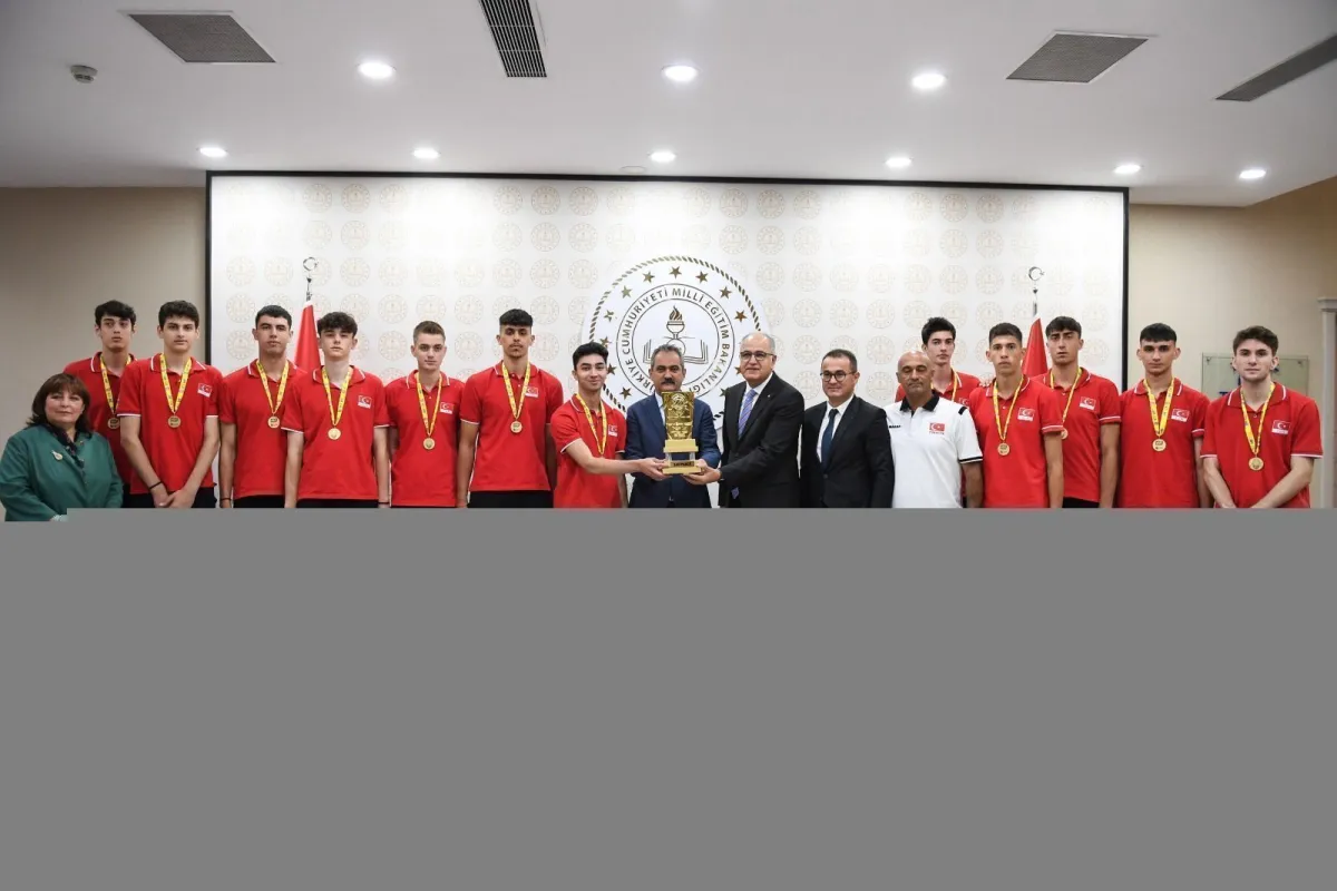 Milli Eğitim Bakanı Mahmut  Özer, TVF Başkanı Üstündağ ile Dünya Şampiyonu Voleybolcuları Kabul Etti