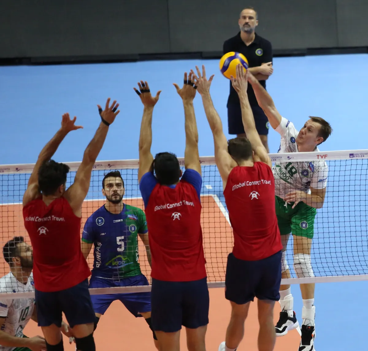 Bursa Büyükşehir Belediyespor Hekimoğlu GCT Bursa Voleybol İhtisas ile yaptığı hazırlık maçını 3-1 kazandı