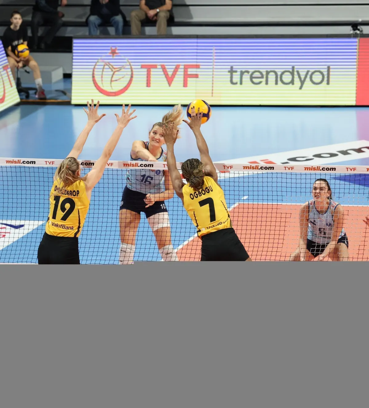 VakıfBank, yeni yıldaki ilk maçında set vermedi
