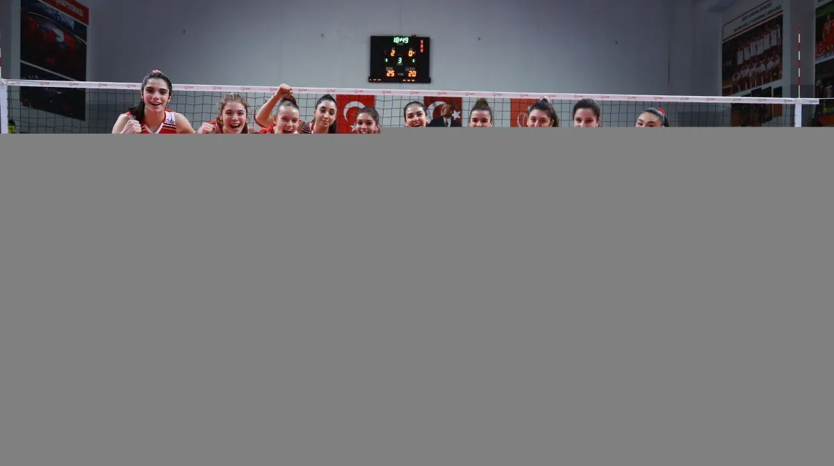 U17 Avrupa Şampiyonası Elemeleri yarı final maçında Romanya’yı 3-0 mağlup eden kızlarımız finale yükseldi.