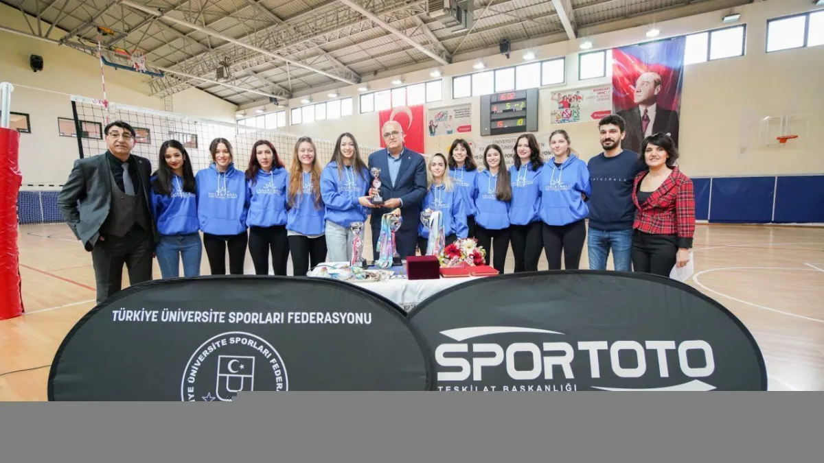 TVF Başkanı Mehmet Akif Üstündağ, TUSF tarafından organize edilen Zafer Atay 1. Ligi’nin ödül törenine katıldı.