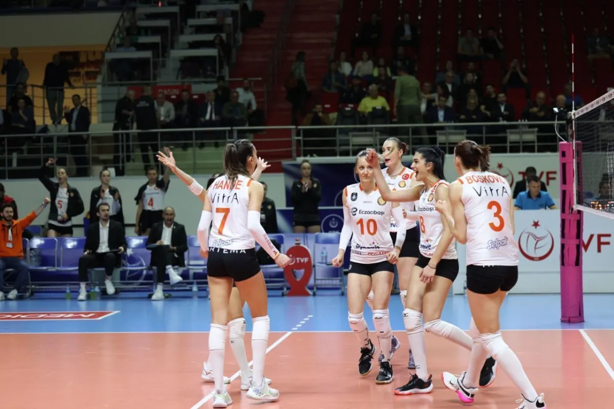 Beş setlik maçın galibi Eczacıbaşı Dynavit
