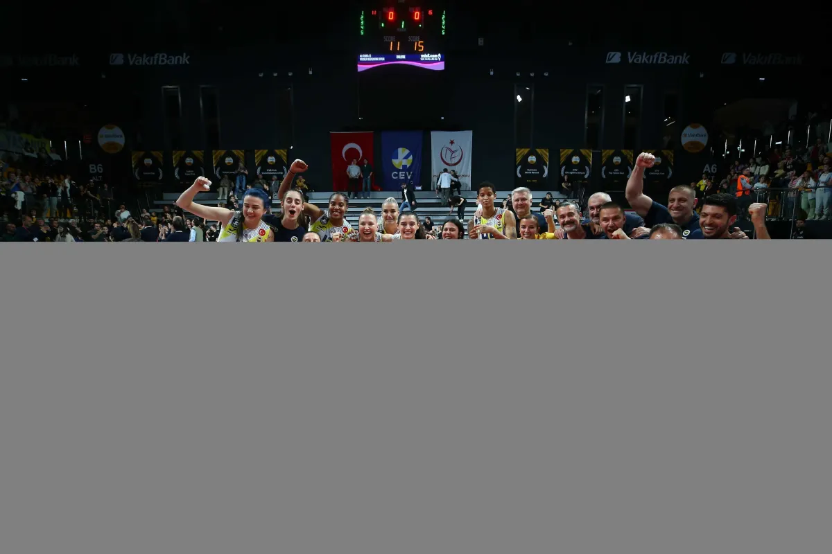 Misli.com Sultanlar Ligi’nde finalin adı Eczacıbaşı Dynavit – Fenerbahçe Opet oldu.