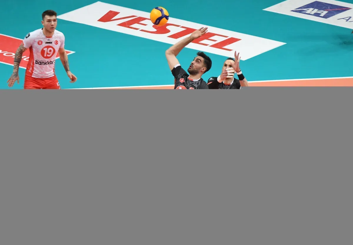 AXA Sigorta Efeler Ligi play-off final ikinci karşılaşmasında Ziraat Bankkart, Halkbank 'ı 3-0 yenip seriyi eşitledi