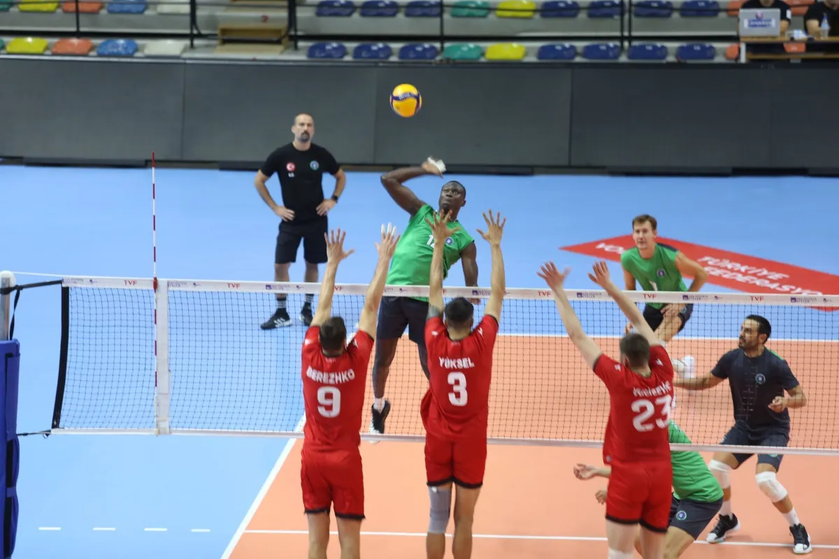 Bursa Büyükşehir Belediyespor TSYD Bursa Voleybol Turnuvası'na galibiyetle başlad