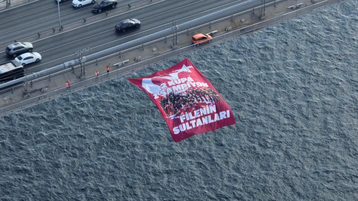 Çifte Kupalı Şampiyon Filenin Sultanları’nın Bayrağı Boğaz’daki Köprülere Asıldı