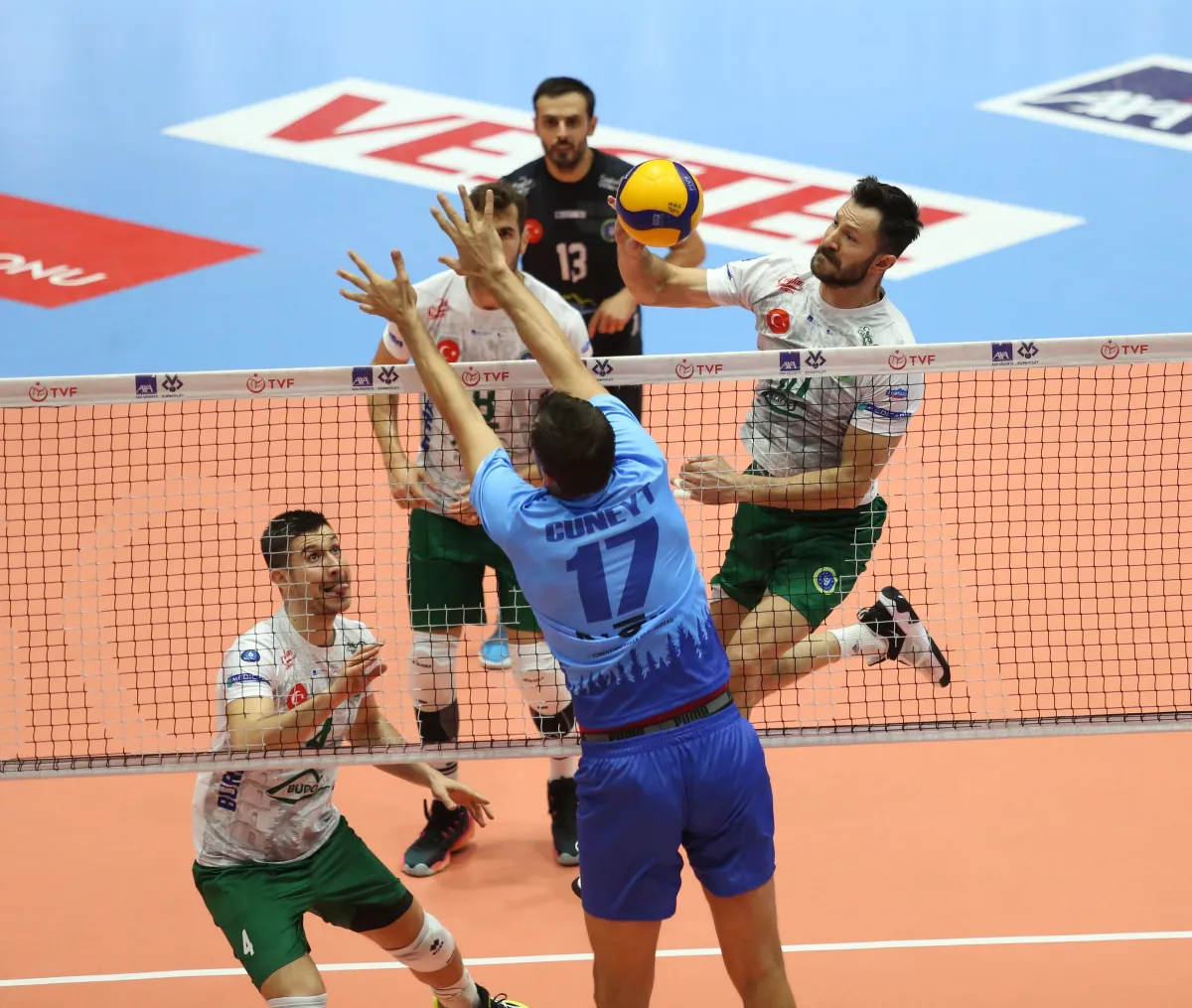 Bursa Büyükşehir Belediyespor Kupa Voley'e galibiyetle başladı   AXA Sigorta Kupa Voley B Grubu'nda mücadele eden Bursa Büyükşehir Belediyespor, ilk maçında Hatay Büyükşehir Belediyespor'u 3-0 mağlup etti. İzmir'de gerçekleştirilen B Grubu'nda yer alan Bu