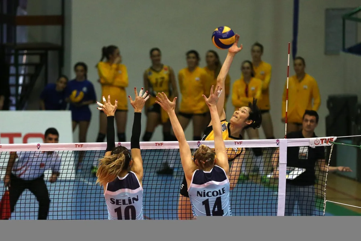 VakıfBank Kayıpsız Devam Ediyor. Sarıyer'e İlk Seti Verdi Maçı 3-1 Aldı