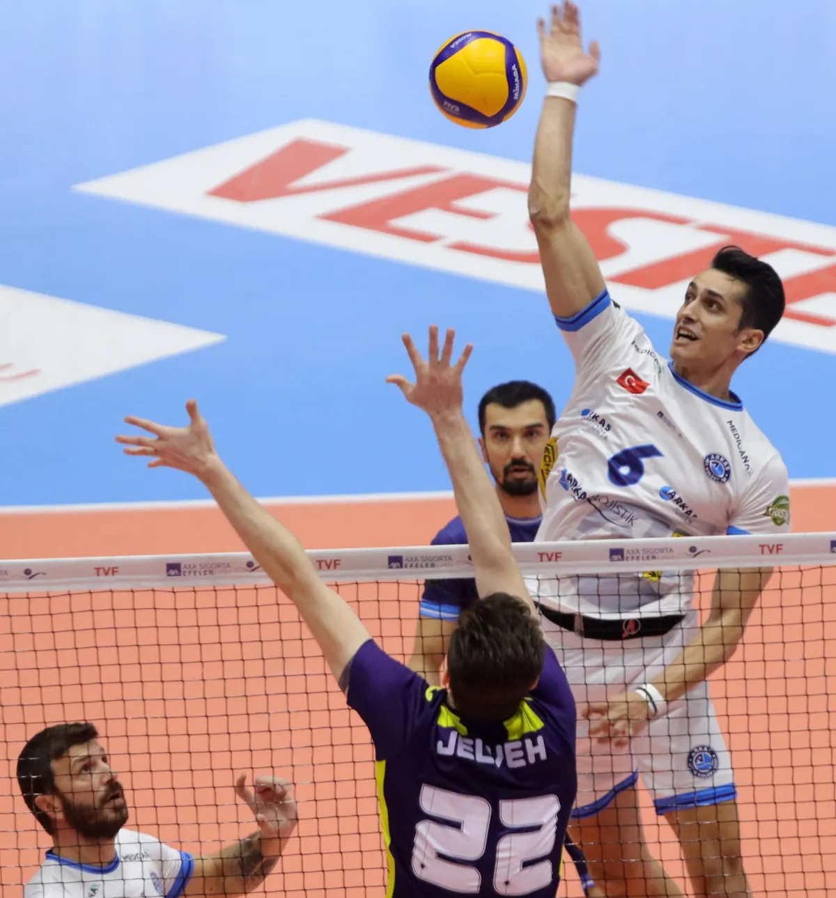 Arkas Spor, İstanbul’da Fenerbahçe Parolapara’ya 3-1 mağlup oldu
