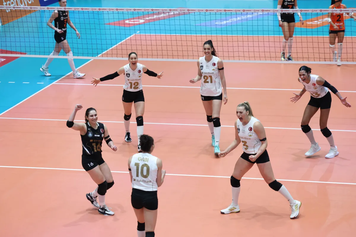 VakıfBank, derbiyi yine set vermeden kazandı