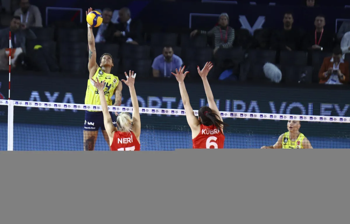 Kadınlar AXA Sigorta Kupa Voley’de İlk Finalist Fenerbahçe Opet Oldu