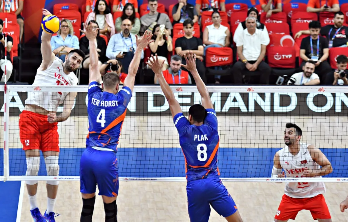 Efeler, VNL'de Hollanda’ya 3-2 mağlup oldu.