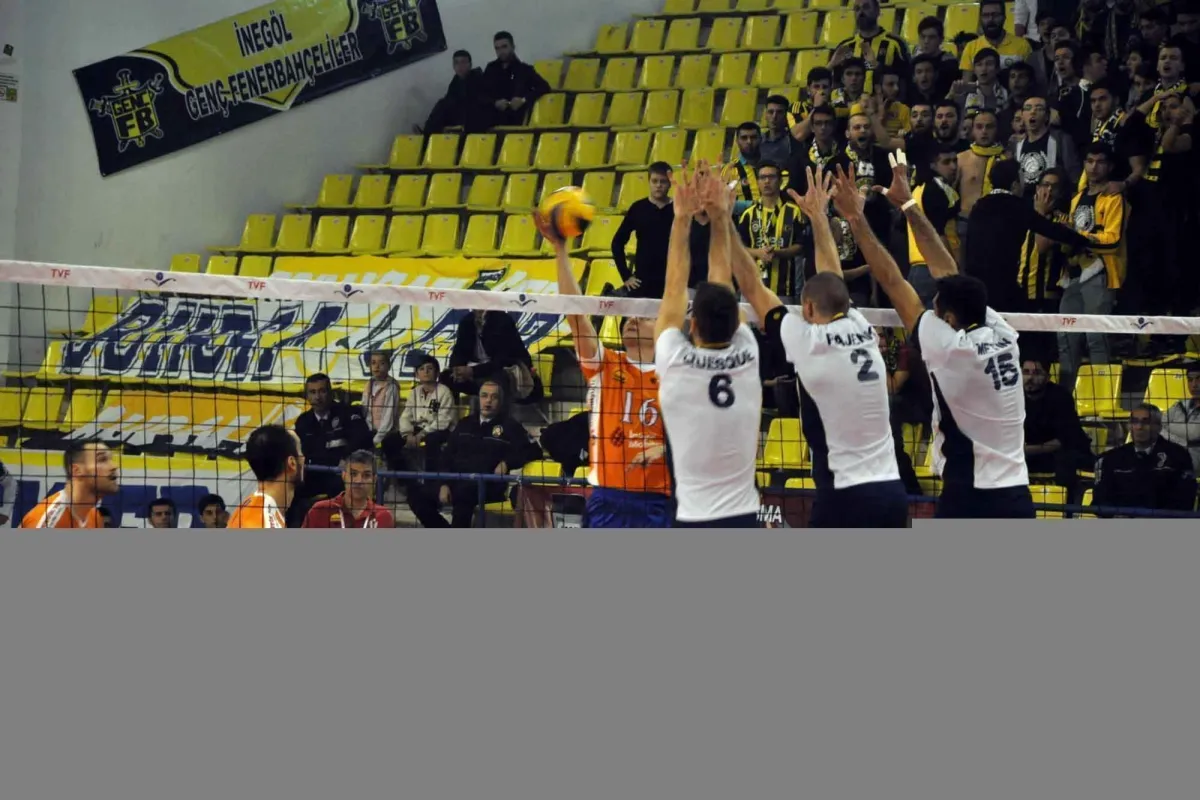 Efeler Ligi'nde 8. Hafta Son Maçta Fenerbahçe, İnegöl Deplasmanında 3-2 Galip Geldi.