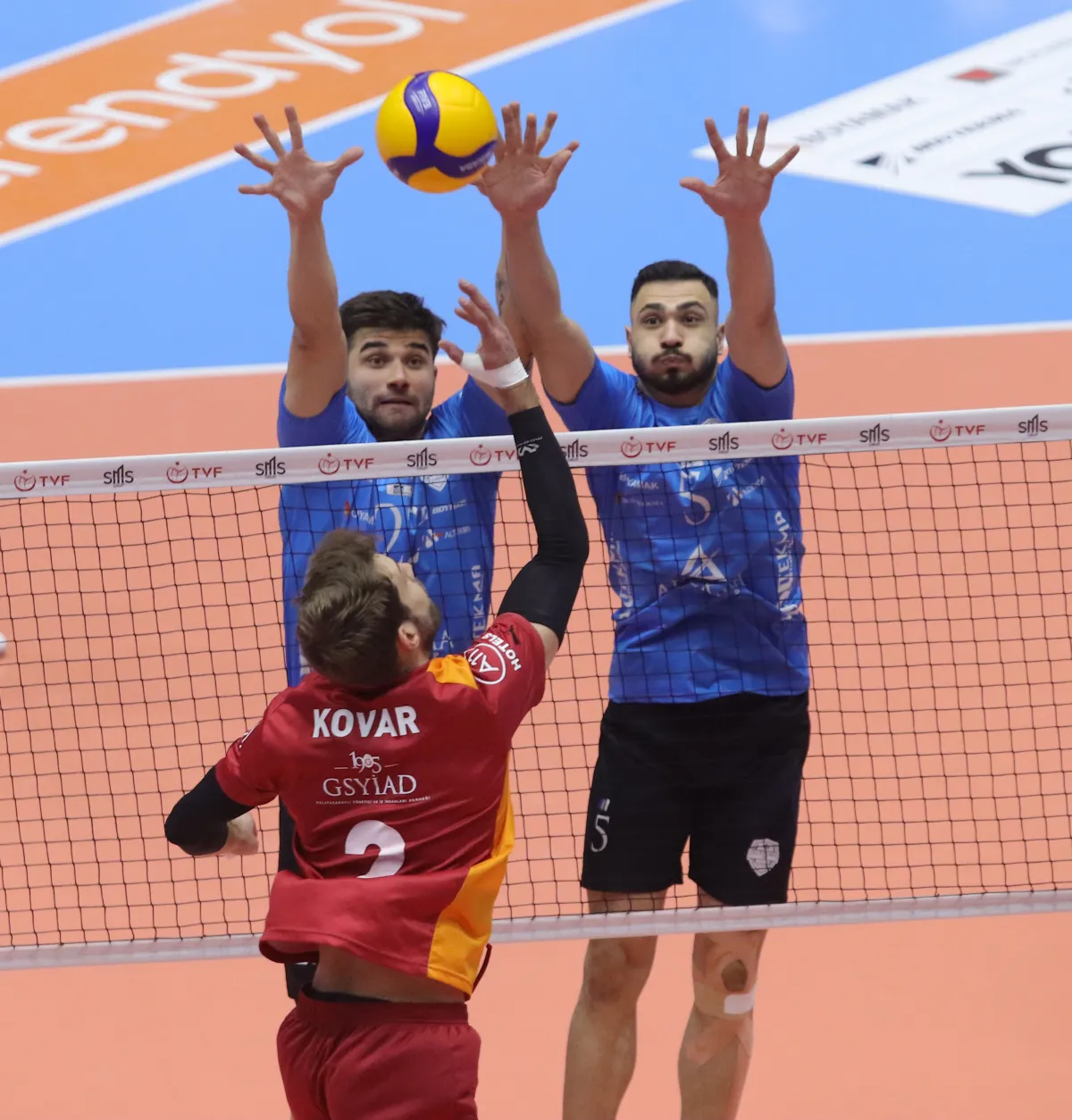 İzmir'deki 5 setlik Mücadele Galatasaray'ın