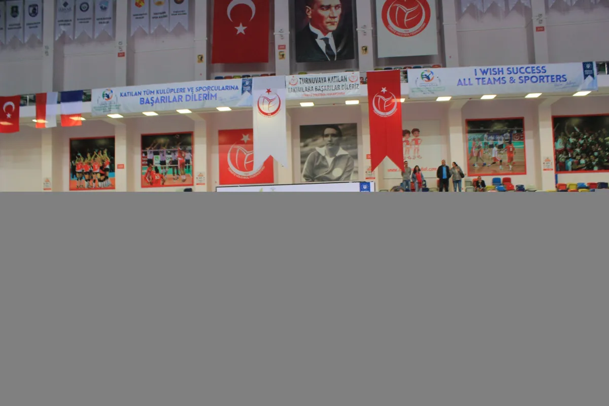 Bursa Büyükşehir Belediyesi Challenge Cup'ta final yolunda yara aldı. Romen rakibi CSM Bükreş'e kendi sahasında 3-1 mağlup oldu.