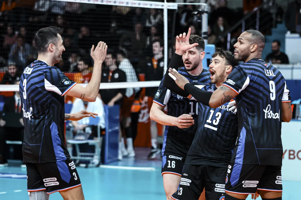 Halkbank rövanşı set vermeden aldı: 3-0