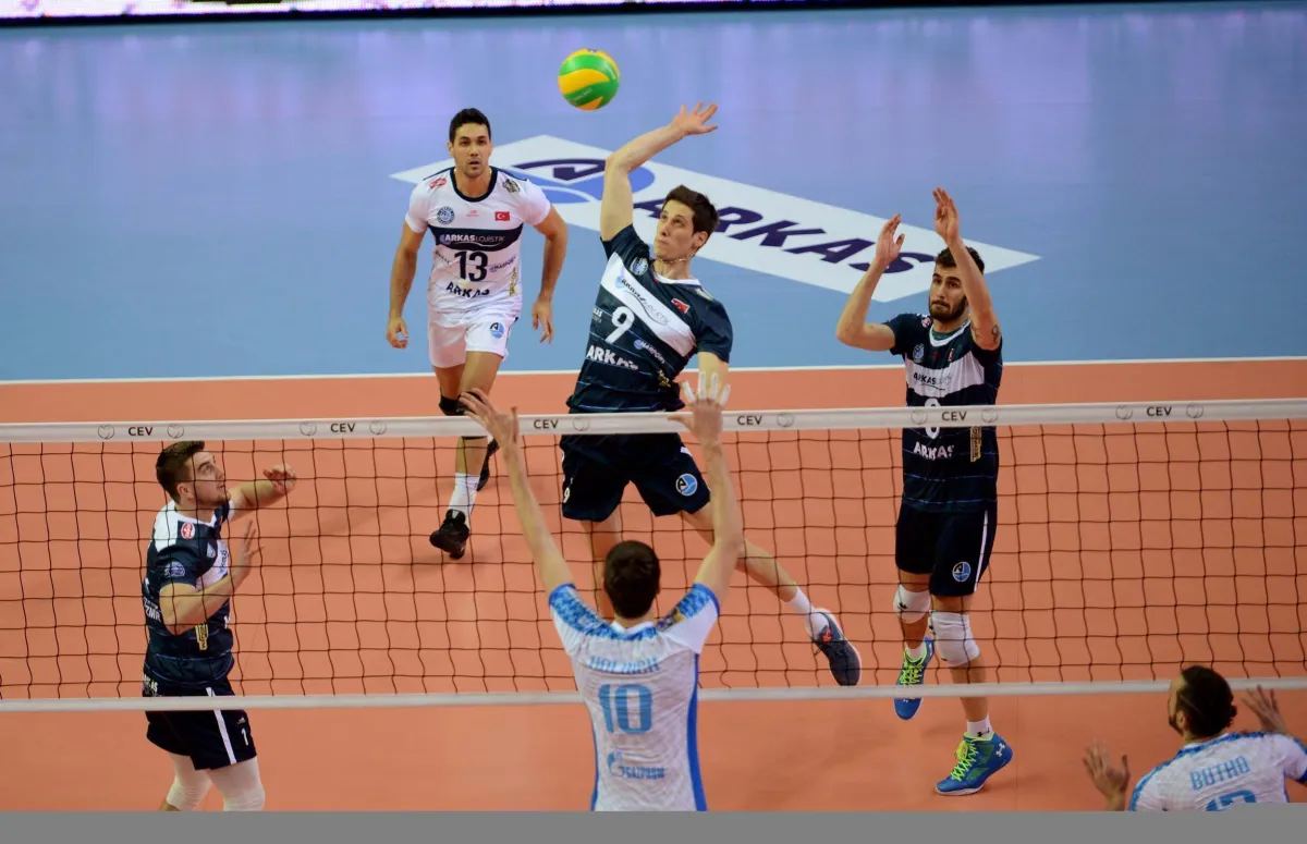 2017 CEV Erkekler Şampiyonlar Ligi C Grubu ilk maçında Arkas Spor, İzmir’de konuk ettiği Rus ekibi Zenit Kazan’a 3-0 yenildi.