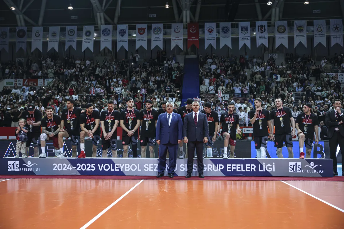 SMS Grup Efeler Ligi'nde Kupa, Madalya ve Ödüller Sahiplerini Buldu
