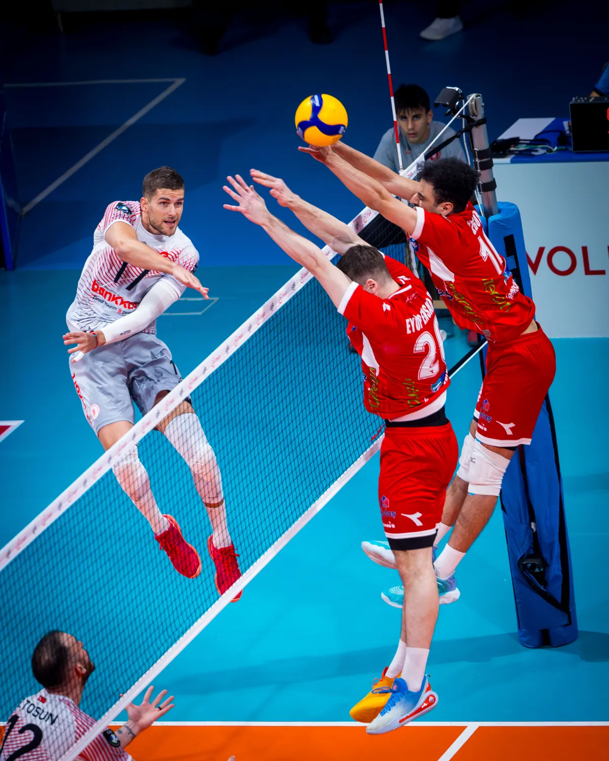 ZİRAAT BANKKART, İSTANBUL BBSK’YI 3-0’LA GEÇTİ