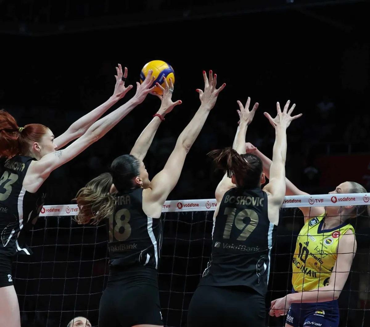VakıfBank şampiyonluk ateşini yaktı