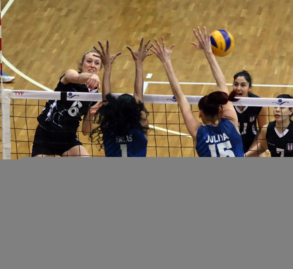 Kupa Voley'de Beşiktaş rövanşta Halkbank'ı 3-0 Yendi ancak tek sayılık Averajla Elendi