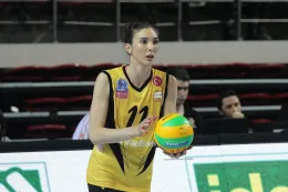 Vakıfbank'ın pasörden yana derdi yok... Eczacıbaşı'nda voleybola başlayan Naz Aydemir (Akyol) daha sonra Fenerbahçe Acıbadem, son olarak da Vakıfbank'ta başarıdan başarıya koşarken öilli takımında iir numaralı pasörü...