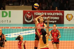 Milena Rasiç Vakıfbank'ın önemli silahı.. Orta oyuncu yada blokör olan Milena Sarı Siyahlı takımın galibiyetinde önemli katkıda bulunuyor.