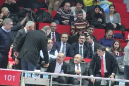 Avrupa ŞL Grup maçına CEV Asbaşkanı ve FIVB Yönetim Kurulu üyesi eski TVF başkanı Ozkan Mutlugil de geldi. Fotoğrafta görüldüğü gibi samimi bir şekilde karşılandı...