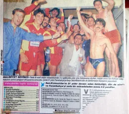 8Enver Bağlarbaşı Arşivinden bir foto.. Galatasaray ezeli rakibi Fenerbahçe'yi filede yenmiş.. Ahmet Gülüm, Payidar Demir(Rahmetli) Burhan Felek Soyunma odasında galibiyeti kutluyor ve foto muhabirlerine poz veriyorlar. Payidar yüzücü gibi kutlamayı sürdü