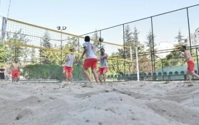 Ziraat Bankası Spor Kulübü, yeni sezon hazırlıklarını kendi tesisinde bulunan plaj voleybolu kortunda sürdürüyor.