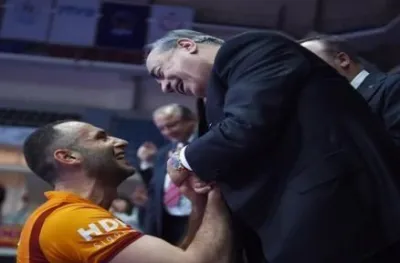 Hürriyet Gazetesi ve Fenerbahçe muhabiri Beşiktaşlı gazeteci    Süleyman Arat'ın Galatasaray yazısı..