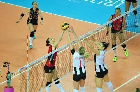 VakıfBank İlk Sette Terlediği Beşiktaş Karşısında 3-0’la Geçerek 3 Puanı Aldı ve Yenilgisizliğini Sürdürdü