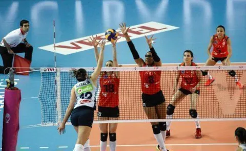 Eczacıbaşı Fenerbahçe'nin Belalısı Oldu. Play off Yarı Final İlk Maçında 3-0 Galip Geldiler.