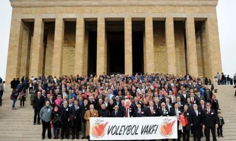 Voleybol Vakfı 30. yaşını Anıtkabirde Kutladı