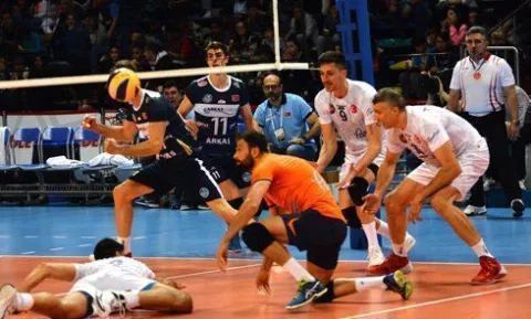 Halkbank Efeler Lig Finali İlk Maçında Arkas'ı 3-1 Yenip Seride 1-0 Öne Geçti